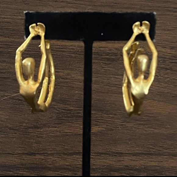 🔥 Matte Goldtone Sculptural Female Earrings - Picture 4 of 15